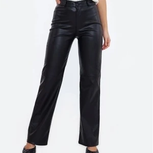 Fake skinn/läderbyxor  - Endast testade dock hann ja ta av prislapp, storlek 38. Fint skick, egen bild kan ordnas. Kan skickas med köpare står för porto.