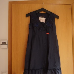 Klänning Odd Molly  - Odd Molly klänning i mörk blå, lätt klockad 