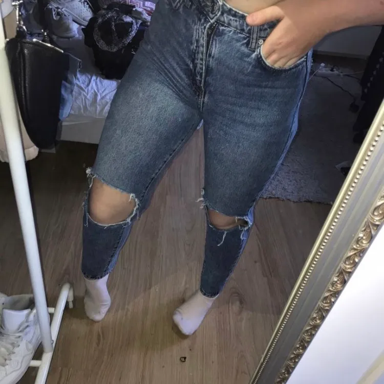 Mom jeans från ginatricot storlek 34 men jag som är en 36a har använt dom o passar mig utmärkt #ginatricot . Jeans & Byxor.