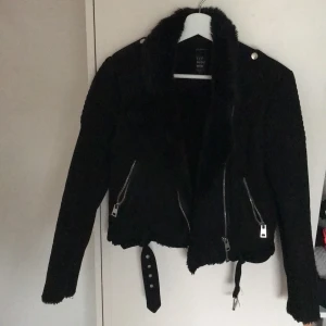 Zara fodrad jacka - Svart jacka fodrad, kortare passform från Zara i strl XS