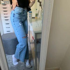 Bikbok jeans storlek 25 - Blå vida Jens med hål