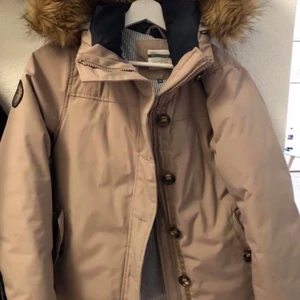 Vinterjacka Race Marine - Storlek S. Beige. Tjock och varm vinterjacka från märket Race Marine. Sparsamt använt så den är i väldigt fint skick. Avtagbar fuskpäls på luvan. Knäppning med både dragkedja och knappar. Köpt för några år sedan på Stadium. 