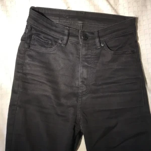 Monki jeans - Fint skick. Svarta, tighta, högmidjade jeans från monki.