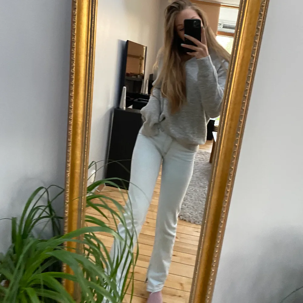 Jag säljer mina jättepopulära jeans från zara som är slutsålda på många ställen. Jag säljer dom pga att jag har växt ut dom i längden och dom har nu blivit för korta, jag är 177 cm lång. Dom är low Waits, har slits och använda fåtal gånger. . Jeans & Byxor.