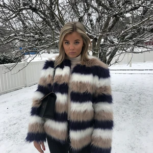 Fuskpäls LINN AHLBORG X NA-KD - Fuskpäls ifrån LINN AHLBORG X NA-KD. Sällan använd och i gott skick. Storlek: 34 och passar mig bra som brukar ha S i vanliga fall