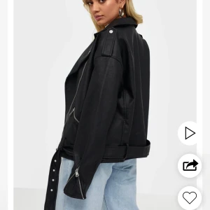 Oversized skinnjacka missguided - HELT NY, endast provad, alla lappar sitter kvar. Beställde fel storlek och det är både dyrt och komplicerat att skicka tillbaka :/