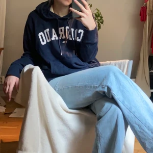 Hoodie - Hoodie med tryck Colorado. Köpt på H&M. Säljer då jag har för många hoodies. 