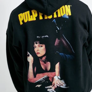 Pulp Fiction-hoodie! - Säljer min fina Pulp Fiction-hoodie från Urban Outfitters i storlek M. Sitter lite oversized, supermysig och snygg. Liiiite nopprig men inget man tänker på. Köpt för 700 kr. Buda från 300 kr med minst 20 kronors skillnad. Kan mötas upp eller frakta. Frakt tillkommer. Buda i kommentarerna