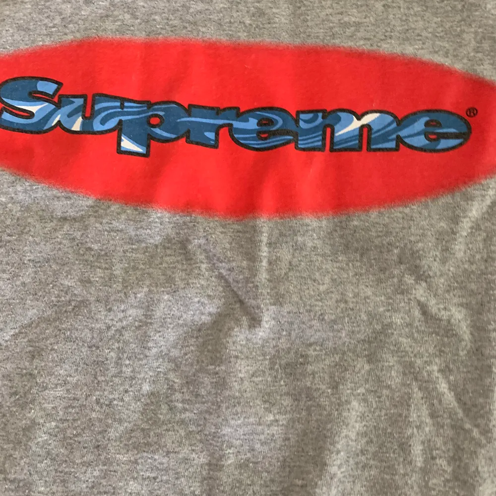 LS t-shirt från första droppet spring/summer 2018. Köpt från Supremes hemsida. Cond:6/10. Retail ca 600kr (ink. Shipping). Skjortor.