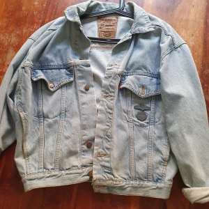 Vintage jeans jacka från crocker - Snygg vintage jacka troligvis från 70-80 tal. Märket crocker. Har snygga naturliga slitningar. Tjockt jeansmaterial så passar inför båda vår sommar och höst säsong.