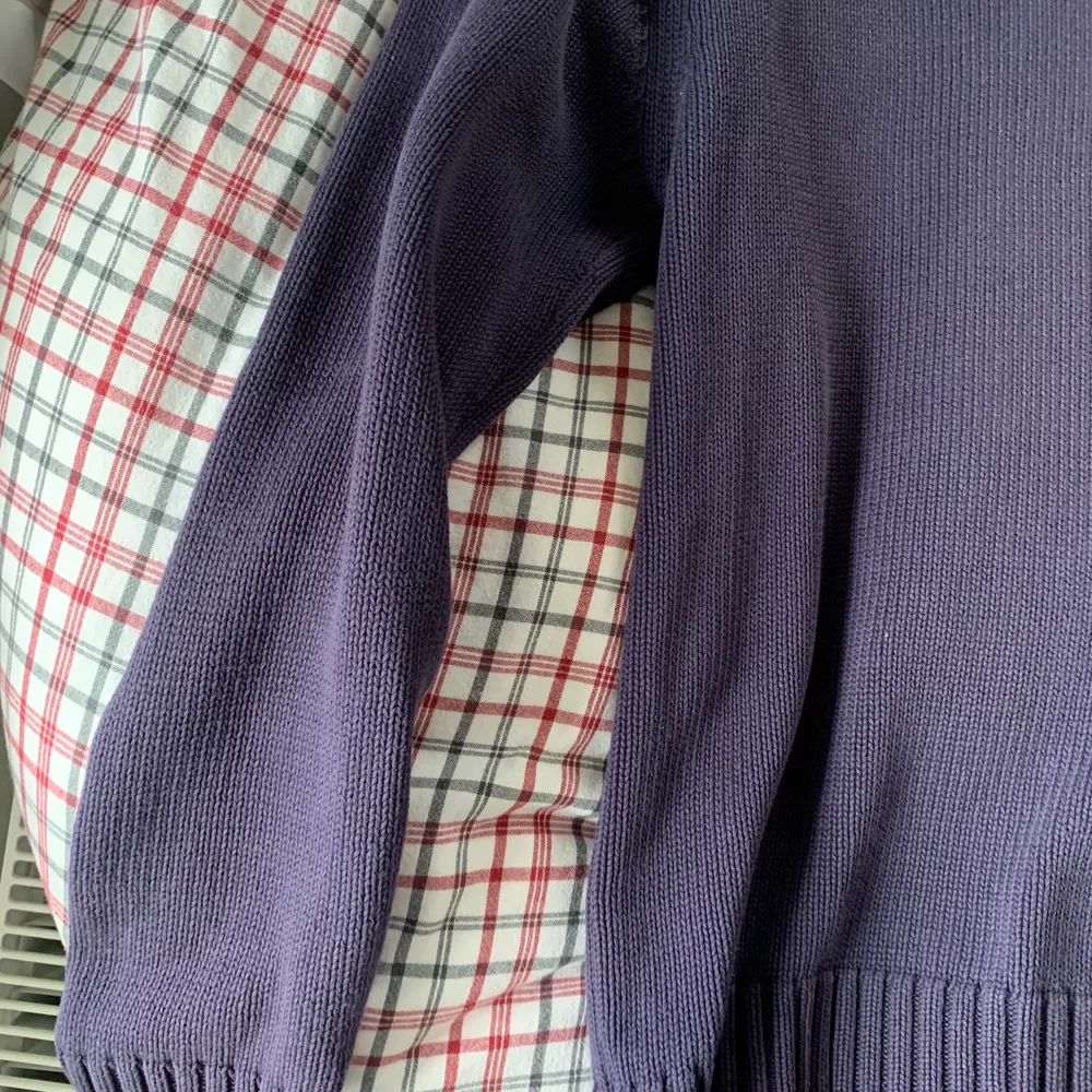 Najs lila stickad tröja från Björn Borg storlek S, tror dock det är herr för den är rätt stor💖köparen står för frakt på 63kr eller så möts jag i Stockholm. Stickat.