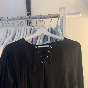 Långärmad topp  - Säljer en långärmad topp nu pga av att jag aldrig använder den. Knytning vid halsen. 