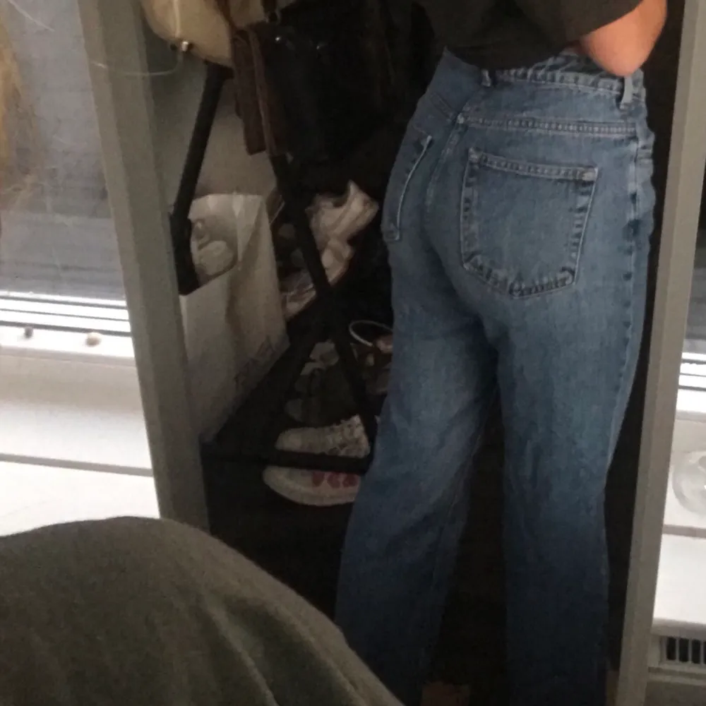 Ett par superfina jeans från weekday i modellen Voyage✨. Jeans & Byxor.