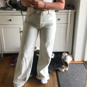 Jeans från bikbok - Blå/vita jeans från bikbok. Använda ungefär 2 gånger. Så himla fina men tyvärr lite stora på mig. Jag är 160 cm lång och därför är byxorna lite för långa för mig. Är skit snyggt oversized på mindre storlekar också🤩                          Priset kan diskuteras.                                                     Frakten kostar 80 kr💗💗💗