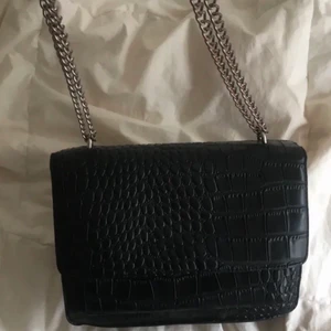 Svart väska - Köpt från Nelly, säljer för den inte kommer till användning. Pris + frakt.