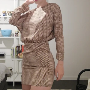 Miniklänning från zara  - Så fin klänning från Zara. Perfekt skick, använd 1 gång. Jag på bilden är 174cm. Möts i Stockholm, helst på Södermalm. ❤️ Paketpris kan fixas vid köp av flera plagg. 