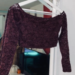 Off-shoulder topp - Helt ny och oanvänd off-shoulder topp! 🖤 Den är i en vinröd färg och runt bröstet inuti finns ett extra lager tyg för att det inte ska synas igenom 🖤
