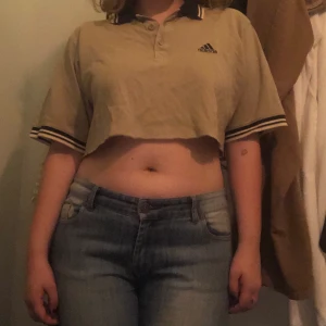 croppad piketröja - en beige söt oversized piketröja från adidas som jag själv klippt av. passar nog på nästan vem som helst. möts i sthlm eller köparen står för frakt