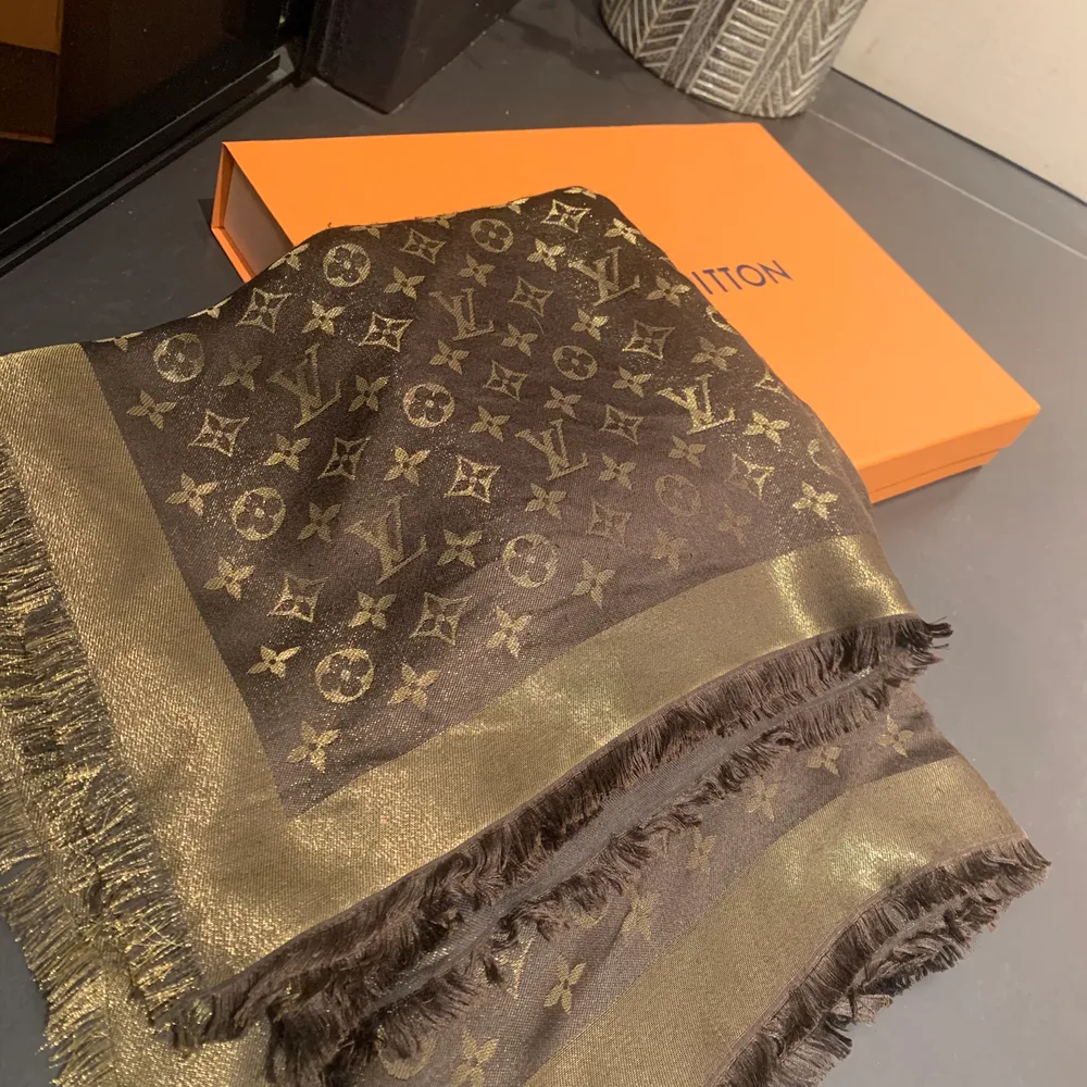 Louis Vuitton sjal, använd endast två gånger så i toppskick! Säljes med låda och kvitto. Nypris 5.550kr, säljes för 4.000kr. Pris går att diskutera vid snabb affär. Accessoarer.
