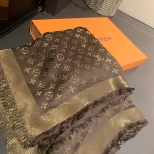 Louis Vuitton sjal, använd endast två gånger så i toppskick! Säljes med låda och kvitto. Nypris 5.550kr, säljes för 4.000kr. Pris går att diskutera vid snabb affär