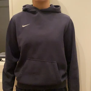 Nike hoodie - Storleken är väldigt liten så den är som en S/M