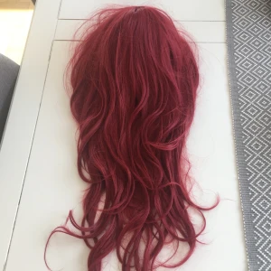 DARK RED WIG - Supersnygg lite mörkare röd peruk, bra skick, knappt använd. ❣️✨ FRAKT INGÅR I PRISET ❣️✨ bud vid flera intresserade ✖️