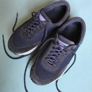Mono runner skor i färgen Anthracite (blå/brun). Storlek 37 män så typ 38. Kan mötas i Stockholm annars står köpare för frakt