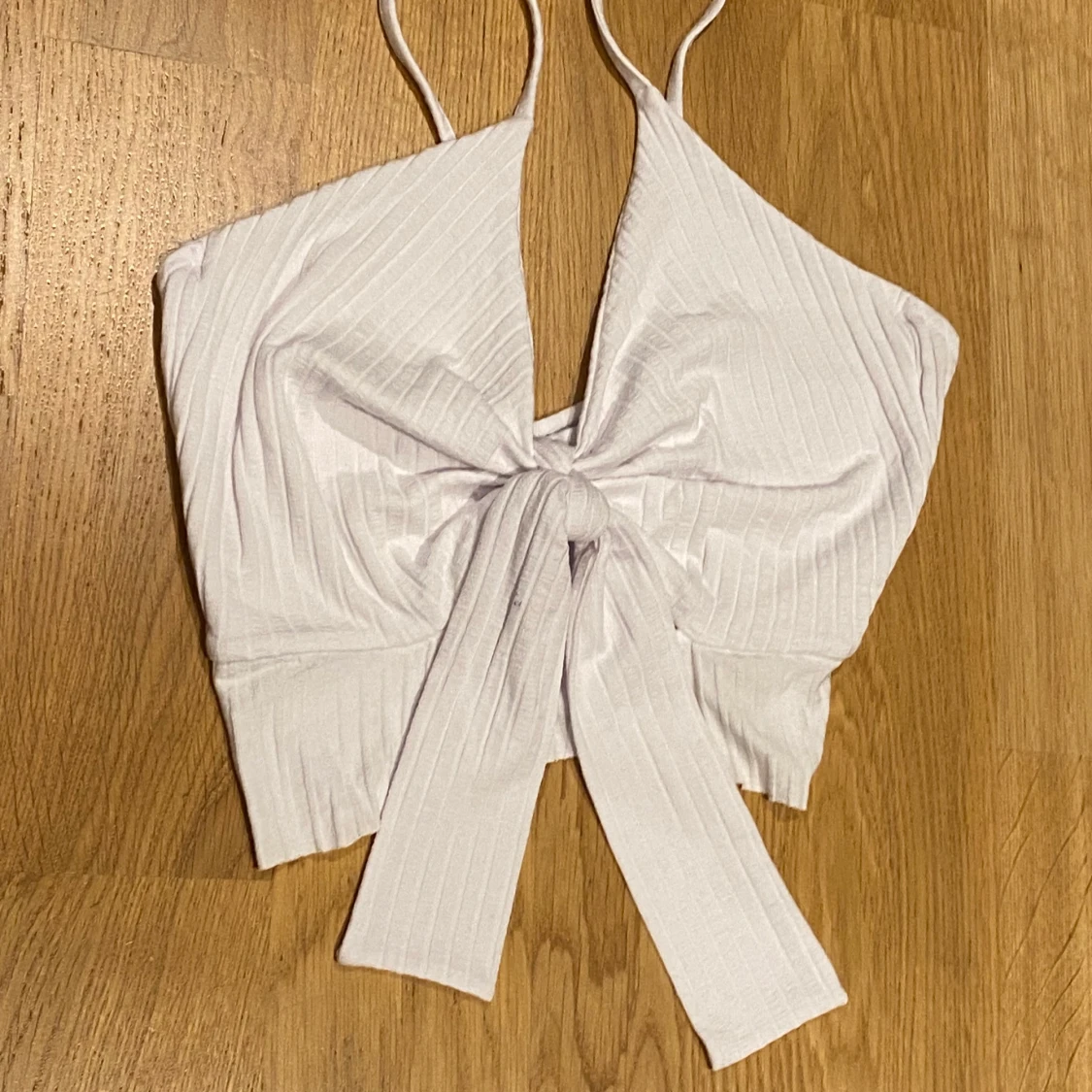 vit topp med v ringning - 90