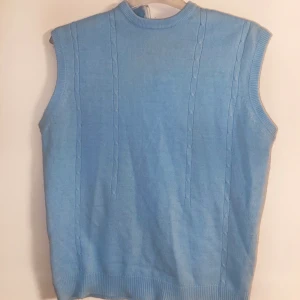 Blå väst  - Super fin blå trendig väst, säljer pga pengabrist. Superfint att ha över tex en vit t shirt 💕 70kr plus 44 kr frakt