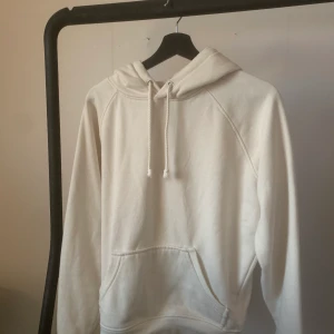 vit hoodie från bikbok - enkel vit hoodie från bikbok, fint skick! 💜 oversized