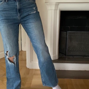 Zara jeans storlek 36 - Ett par straight jeans från zara med ett hål på knät. Köpta inom ett halvår och har bara använts några få gånger. Snygg sliten jeansfärg. Modellen är 165 cm lång och passar perfekt🙌. Säljer för 179kr, köparen står för frakt 📦 om man inte kan mötas i Stockholm.