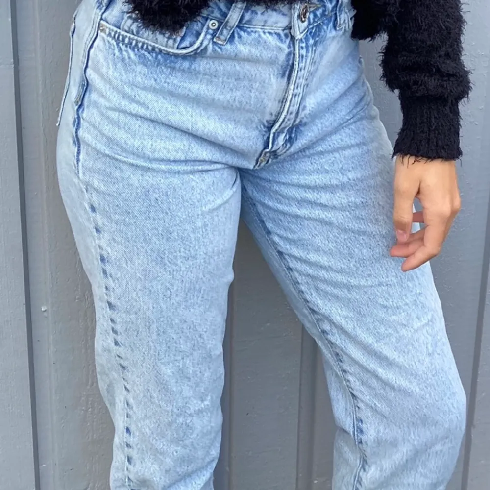Jag säljer nu dessa super snygga, trendiga jeansen från Gina. De är i sparsamt använt skick☺️Buda från 350kr🥰. Jeans & Byxor.
