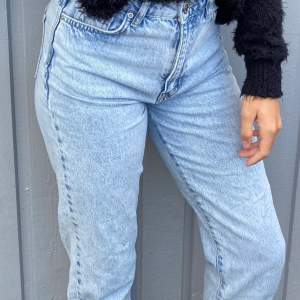 Jag säljer nu dessa super snygga, trendiga jeansen från Gina. De är i sparsamt använt skick☺️Buda från 350kr🥰