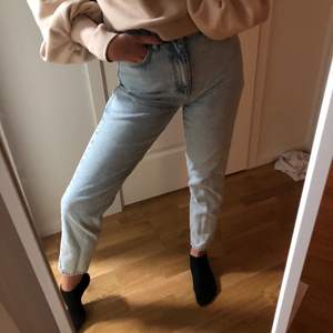 Jag säljer ett par ”Dagny mom jeans” från Gina tricot i storlek 36, knappt använda. Nypris 499kr. Super sköna jeans!