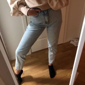 Mom Jeans  - Jag säljer ett par ”Dagny mom jeans” från Gina tricot i storlek 36, knappt använda. Nypris 499kr. Super sköna jeans!