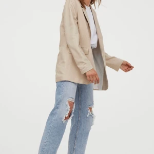 Populära slutsålda jeans - Säljer nu mina absolut favorit jeans från hm som är slutsålda överallt 🦋.Säljer dom då dom har blivit lite för korta på mig som är 170cm lång💜💜 