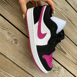 Nike jordan - Säljer nu mina jordans för jag använder dom inte. Har använt dom 4 gånger så dom är nästan helt oanvända. Ni får buda i kommentarsfältet och säljer endast för bra pris. Köparen står för frakten. Högsta bud 1200