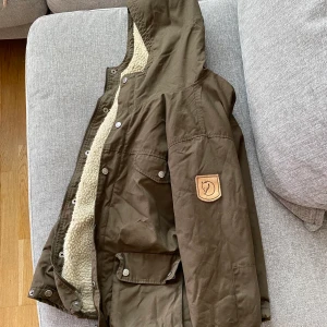 Fjällräven jacka - Säljer min superfina fjällräven jacka! Väldigt varm och funkar därför perfekt till både höst och vinter. Olivgrön färg och storlek XS. Dock stor i storleken som Fjällrävens jackor brukar vara, funkar därför för alla i storlek S också! Mycket bra skick 😊