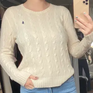 Stickad tröja från Ralph Lauren i cashmere. Inte alls stickig. Vaniljvit färg. Använd ca 5 gånger. Nypris 1999kr🦋 skriv i dm vid frågor eller intresse💗