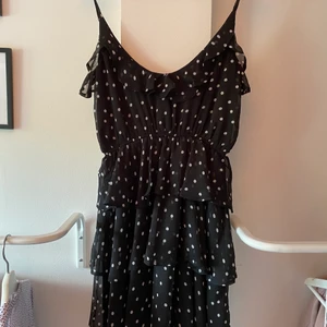 Klänning Linn x NAKD - Superfin prickig klänning från Linn Ahlborgs kollektion med NAKD. Bara använd 1 gång så är i helt nyskick. Storlek 36 men passar även 34&38🦋 vid intresse eller frågor skriv i dm💗💕