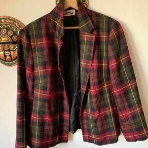 Rutig blazer - Aldrig använd blazer köpt på second hand. Saknar storleksmärkning men skulle säga den passar M. Pris 85kr + frakt✨ men kan även mötas upp i Stockholm <3