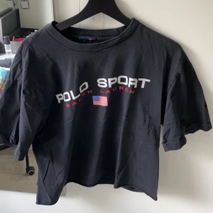 Ralph lauren t-shirt, avklippt. Storlek M  - Ralph lauren t-shirt, avklippt av mig. Tror tröjan var en large innan men när jag klippte av den så blev den såklart lite kortare så skulle säga att det är en M. Klippte enbart av den för att den var väldigt lång innan så det är inte en magtröja. 