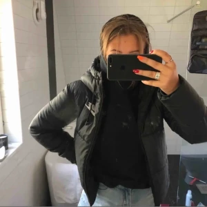 Dunjacka - Lägger ut denna på nytt nu inför höst och vinter! Perfekt dunjacka från Nike som sitter sjukt snyggt men som tyvärr är för liten för mig, nypris 1000kr och i toppen skick!!