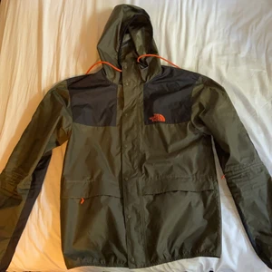 North Face vindjacka - Här har vi en North Face vindjacka. Använd ett fåtal gånger. Den är för liten för mig då jag är storlek L.