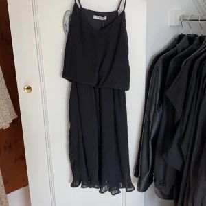 Svart klänning - Svart klänning i storlek XS. Passar mig som bär S. Oanvänd prislapp finns kvar.