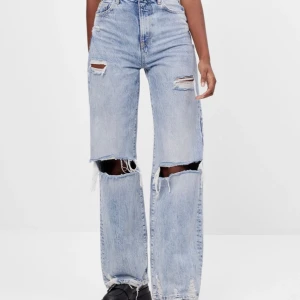 BERSHKA JEANS 90 TAL - Skitsnygga jeans från Bershka i storlek 36. Säljer pga att dem var lite för små för mig, dem är aldrig använda! Kan mötas upp/frakta (köparen står för). 