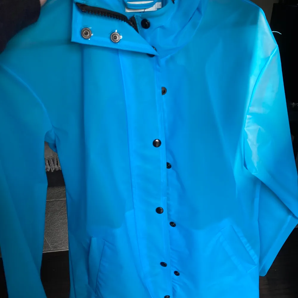 Regnjacka storlek s. Köpt på Urban outfitters. Den är blå och lite genomskinlig. . Jackor.
