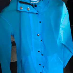 Regnjacka storlek s. Köpt på Urban outfitters. Den är blå och lite genomskinlig. 