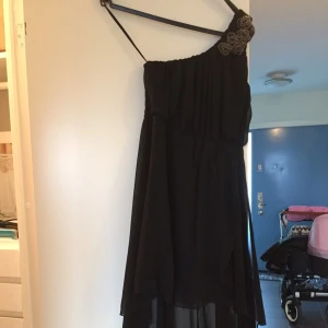  - Lång klänning med en axelband. Perfekt som nyårsklänning. Skickas gärna mot postförskott. Har flera saker ute samfraktar gärna.
