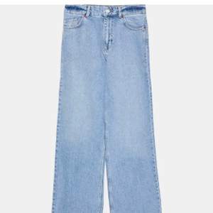 Så snygga jeans från Zara, pasar tyvärr inte mig💕 är köpta här på Plick men är i mycket bra skick ändå💕 strl 38, jag är 36 kan dock också ha dom💕 de är ljusare i verkligheten
